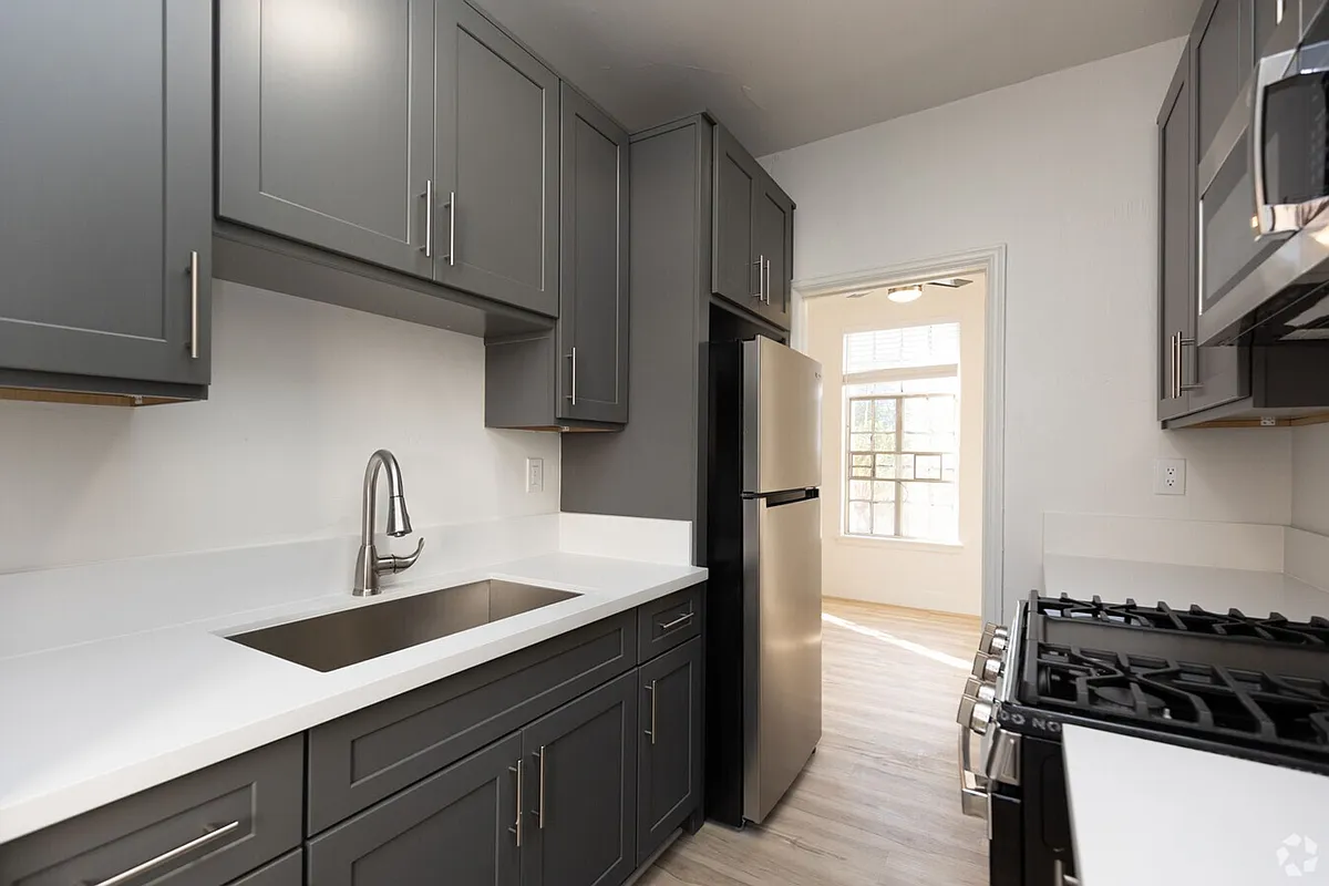 Building Photo - Spacious Apartment in Koreatown