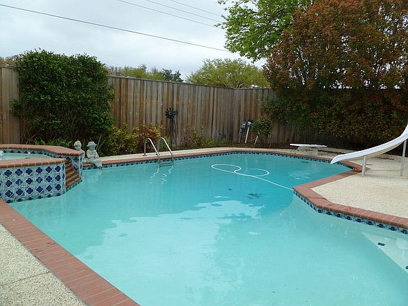 Diving pool with slide