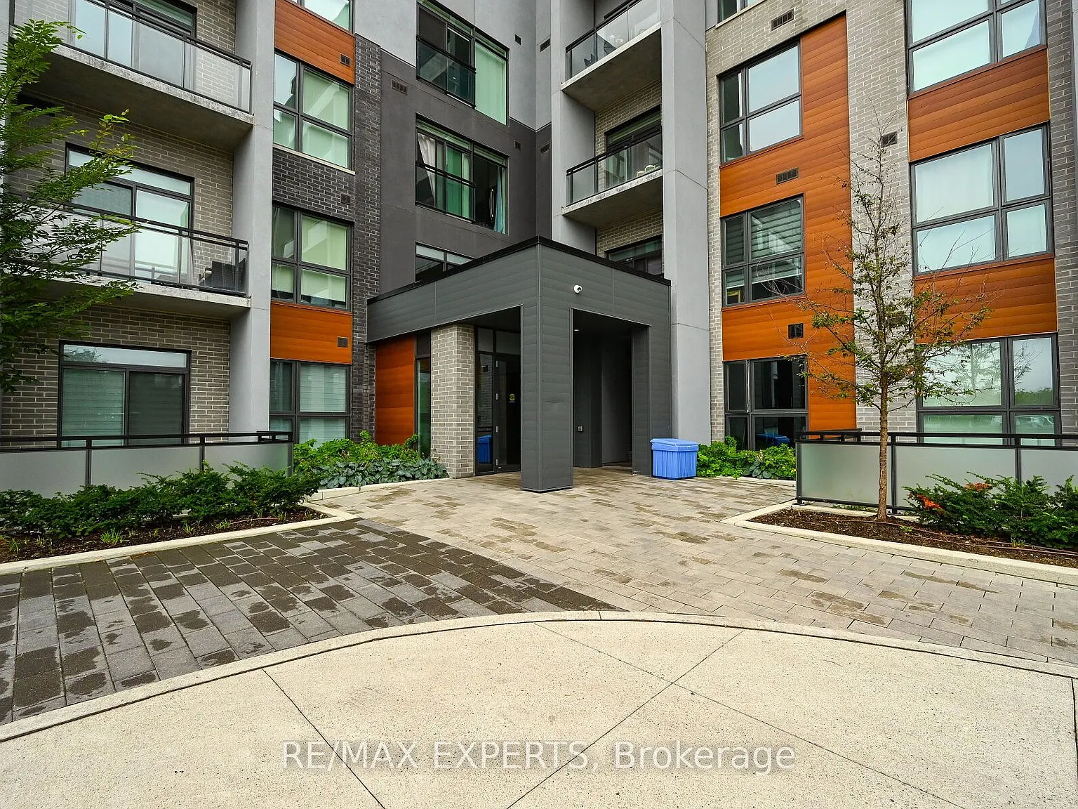 95 Dundas St W — Photo 4