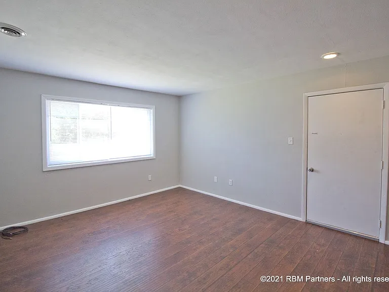 1500-1514 Schiller Ave — Photo 5