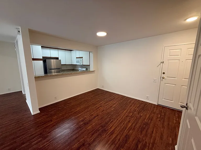 Elegant 2BR/2BA Retreat with Massive Private Patio Minutes from Beverly Hills — Photo 4