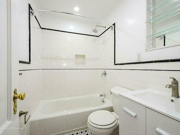 3rd image of 121 E 31st St APT 5E