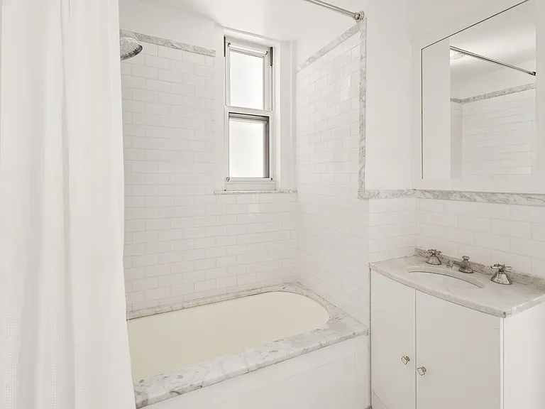 157 E 72nd St #9HI — Photo 9