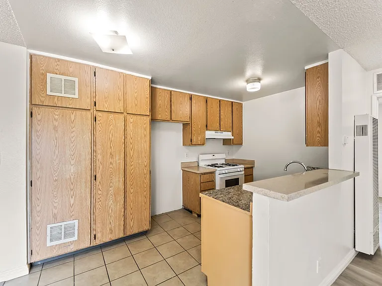 1620 Bridge St — Photo 6