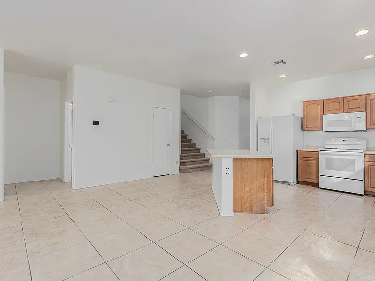 3209 W Saint Catherine Ave — Photo 7