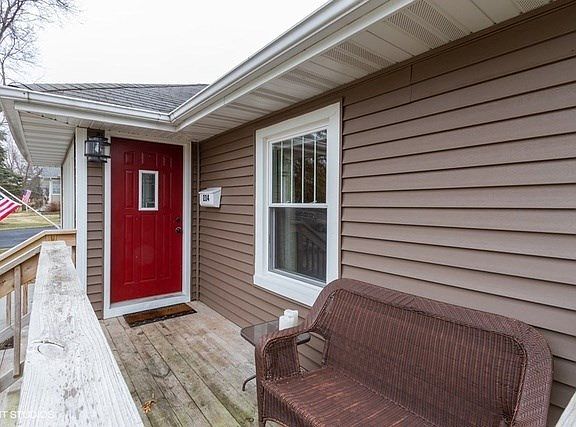 Nice Porch to sit and enjoy your morning coffee or evening beverage.