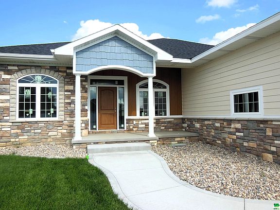 3rd image of 145 Cardinal Ct
