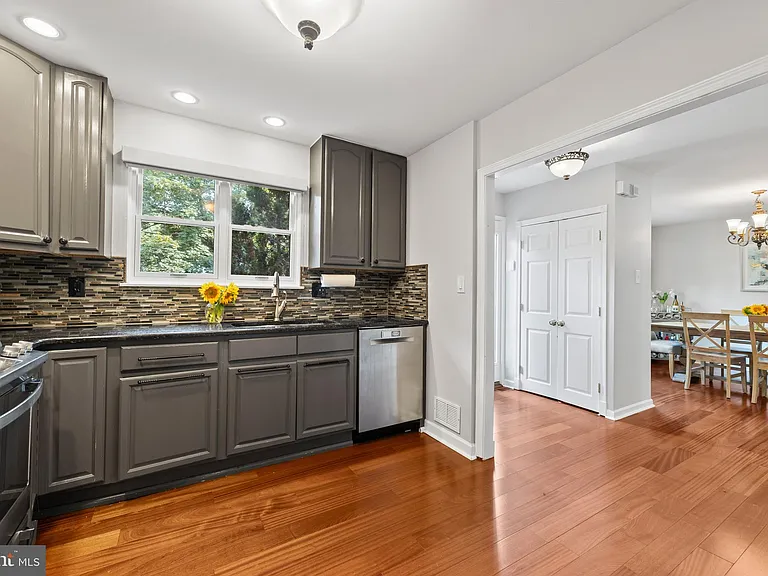 1621 Clearview Ave — Photo 5