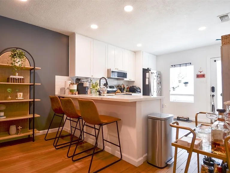 219 W 30th St #1A — Photo 8