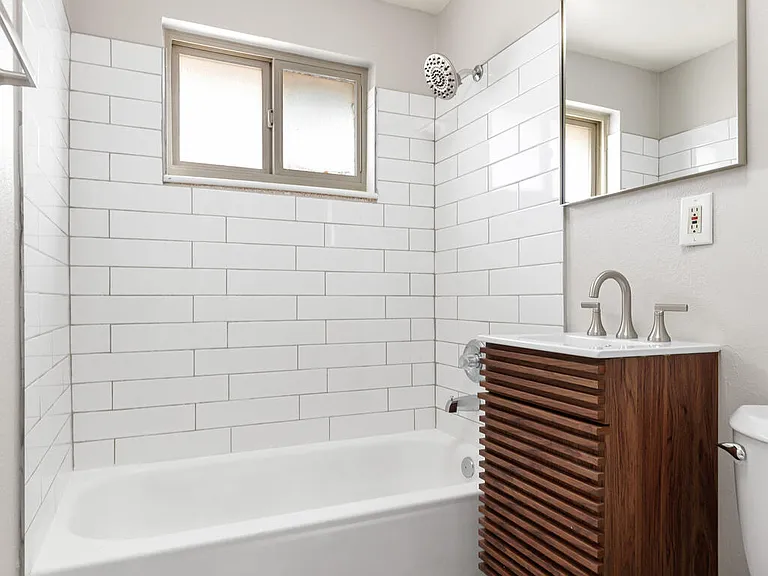Full bath upstairs