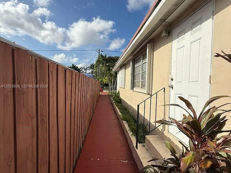 1140 SW 9th St #2 — Photo 40
