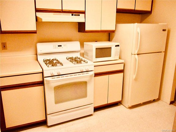 3rd image of 6 Cedar Ln APT B