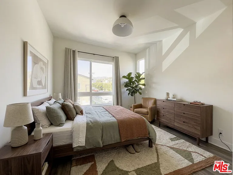 2111 N Cahuenga Blvd #2 — Photo 23