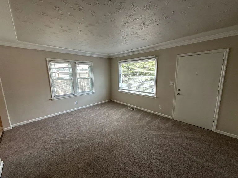 4627 Thorman Ave NE — Photo 2