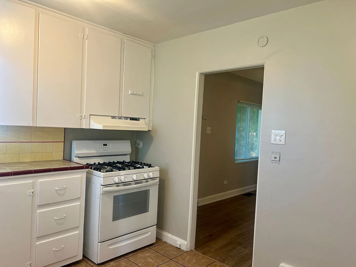 Charming 2 Bed Home Near Central Park — Photo 3