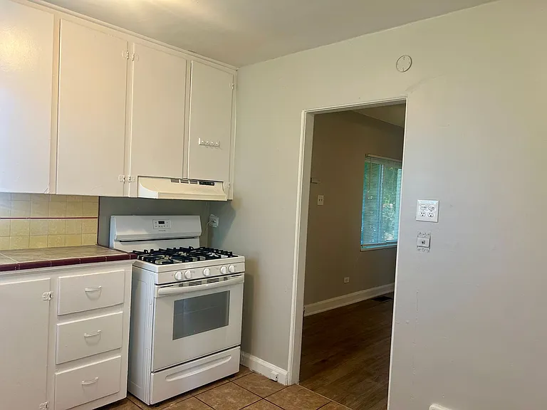 1590 N Syracuse St — Photo 3