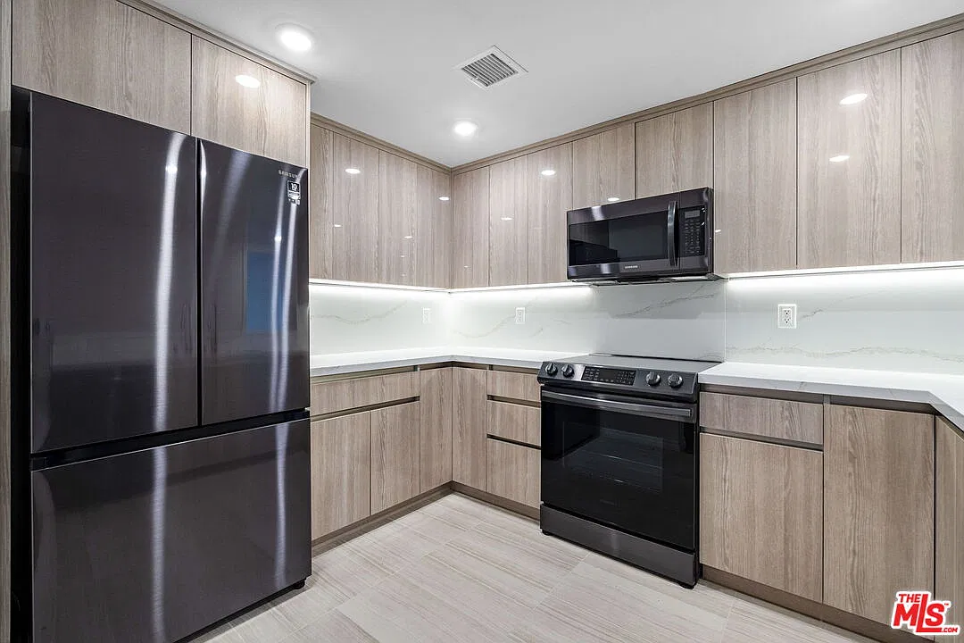 3 bed, 3.0 bath, 1400 sqft, $4,000 — Photo 4