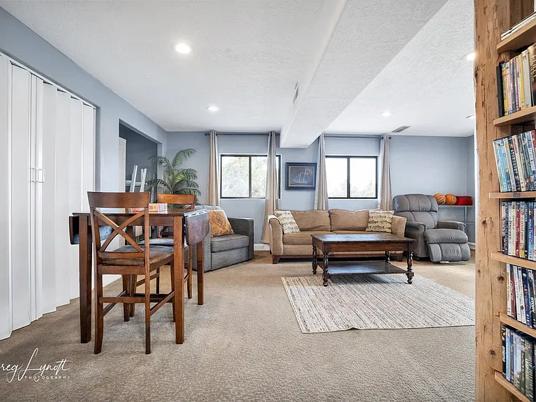 322 E Hillcrest Cir — Photo 20