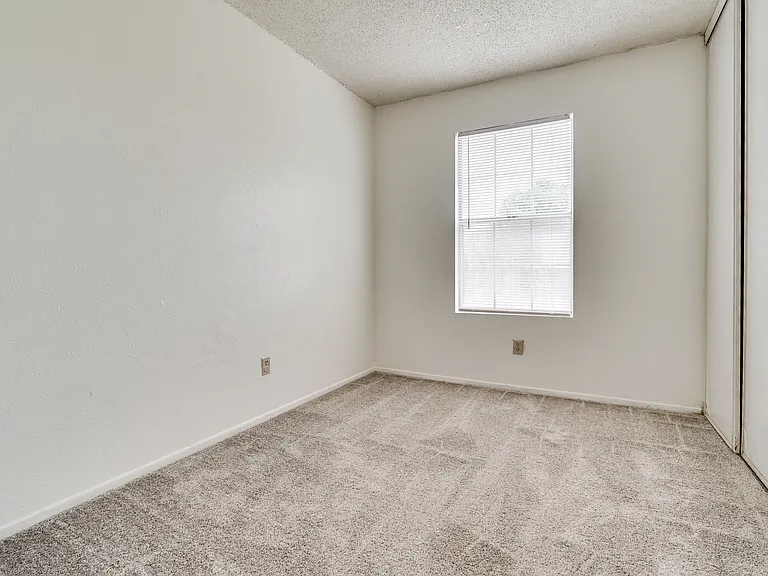511 Nightshade Dr — Photo 10