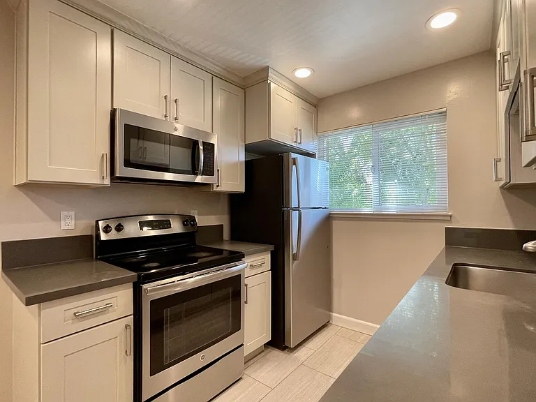 1588 Ontario Dr #4 — Photo 9