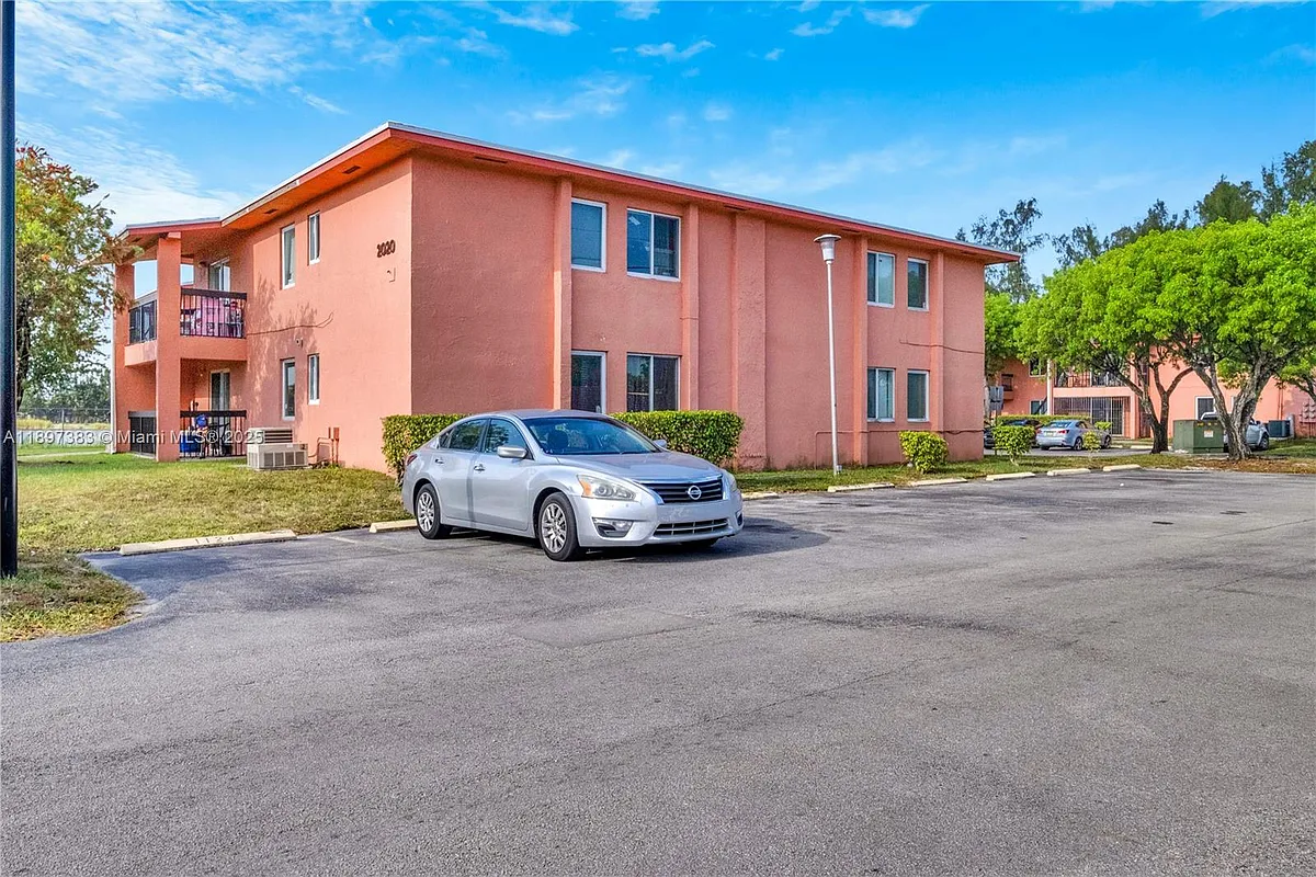 Building Photo - 2020 NW 119th St #1122