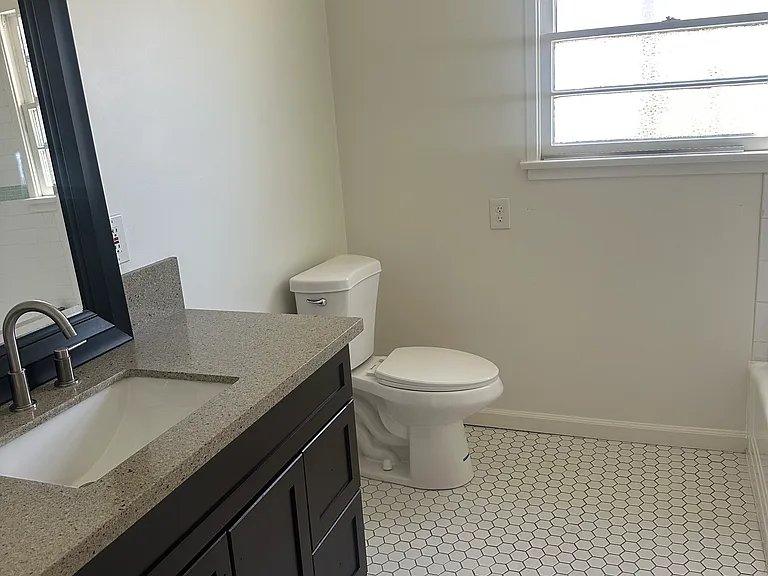 712 W Glenoaks Blvd — Photo 13