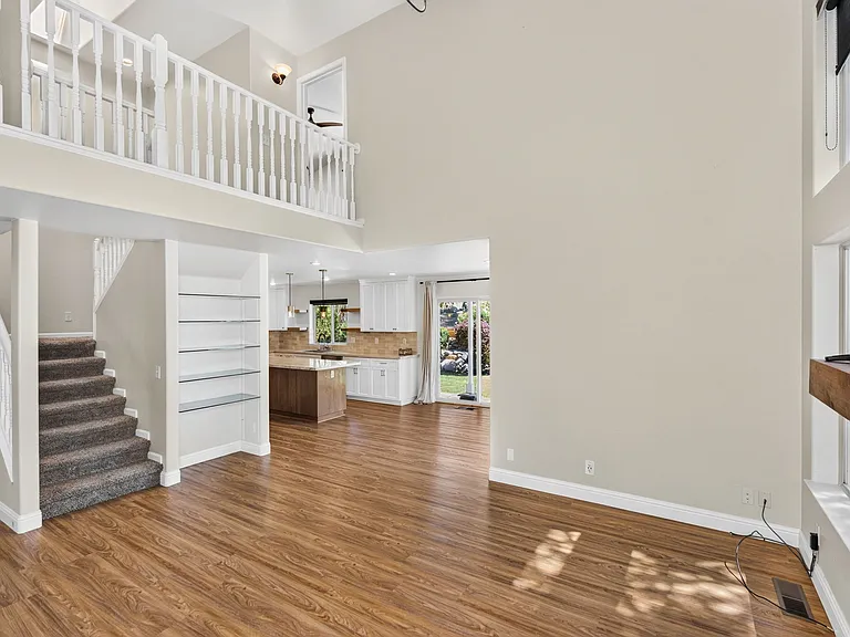 2213 Ridgeview Dr — Photo 3