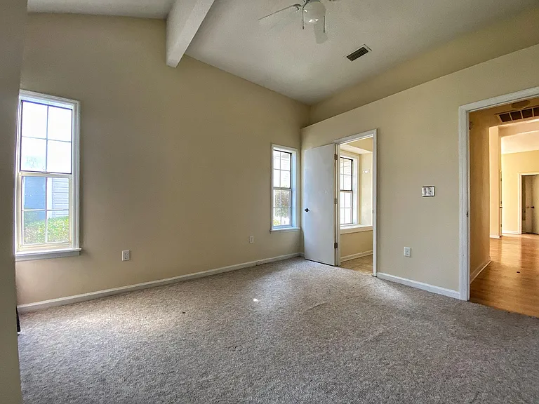 315 Lyons Cove Dr — Photo 9