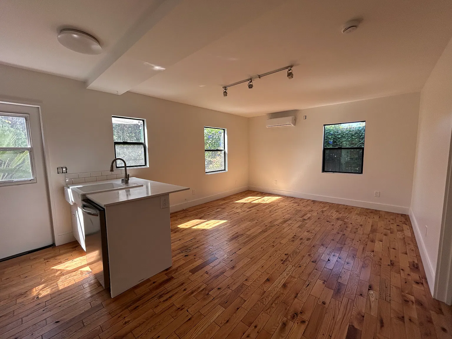 1 bed, 582 sqft, $2,100 — Photo 2