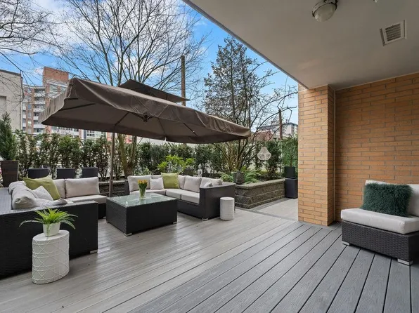 221 Union St #213, Vancouver, BC V6A 0B4