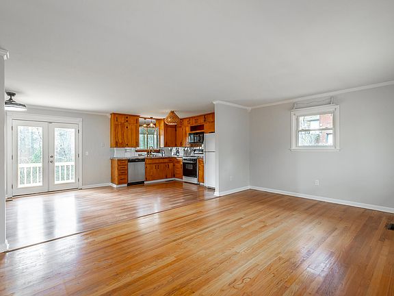 2nd image of 122 Gateway Ln