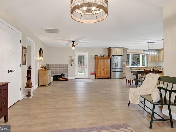 4th image of 885 Peach Ridge Rd