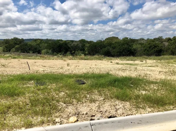 1915 Chateau Ln N, Kerrville, TX 78028