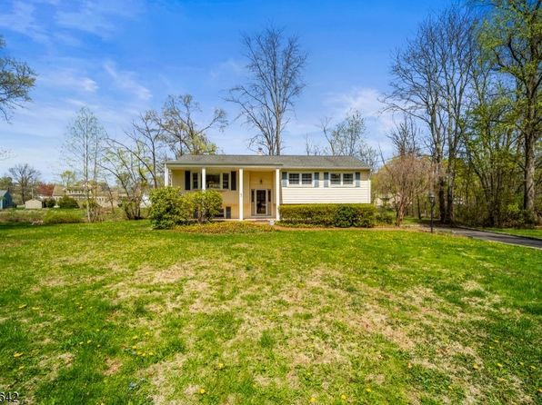 6 Lynwood Dr, Lebanon Boro, NJ 08833