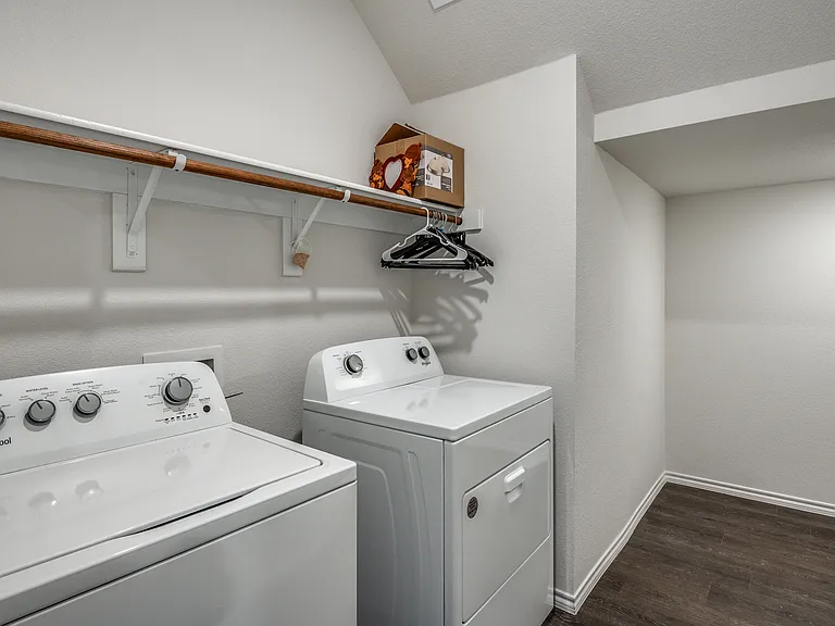 728 Glover Dr — Photo 8