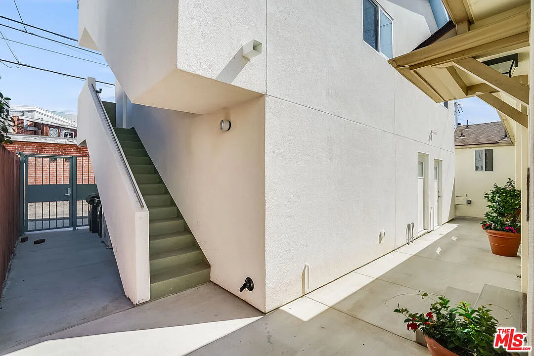 1 bed, 1.0 bath, 715 sqft, $3,600 — Photo 3