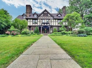 2211 Harcourt Dr, Cleveland Heights, OH