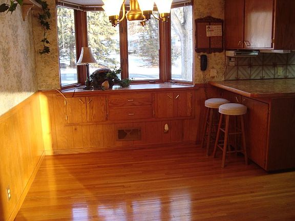 Dining area with big bay window and eat at counter. Place for a TV on at pull out shelf under bay window.