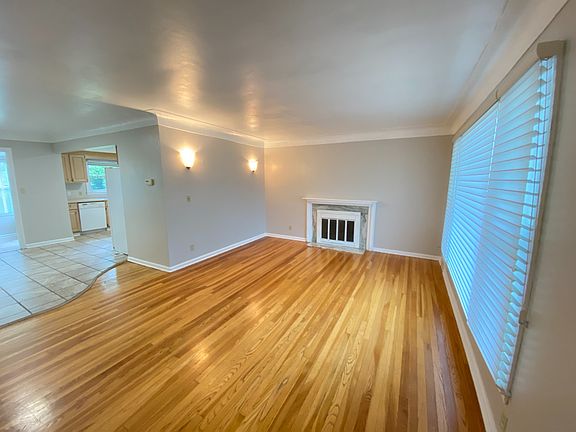 3rd image of 2561 Elmhurst Dr