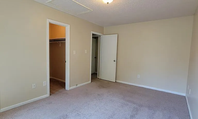 527 Raintree Cir — Photo 22