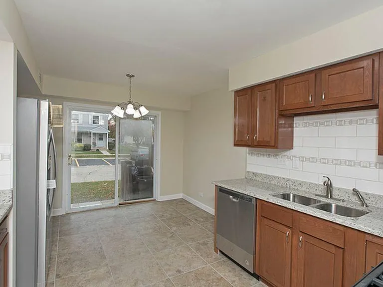 2231 Glenview Ct #143 — Photo 6