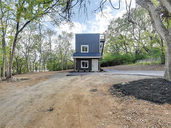 2nd image of 611 Douglas Ave