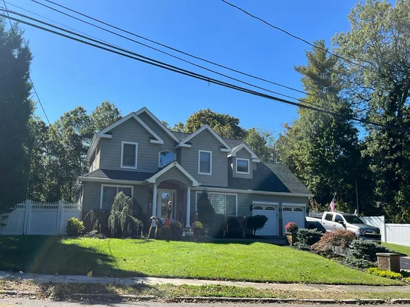 36 Sterling Dr, Lake Grove, NY 11755