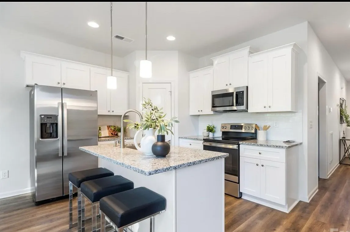 2637 Capitol Dr — Photo 3