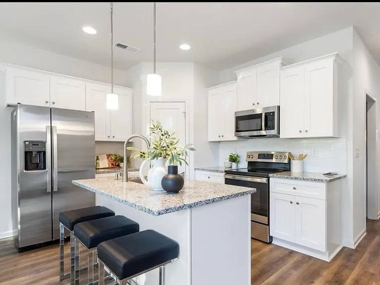 2633 Capitol Dr — Photo 3