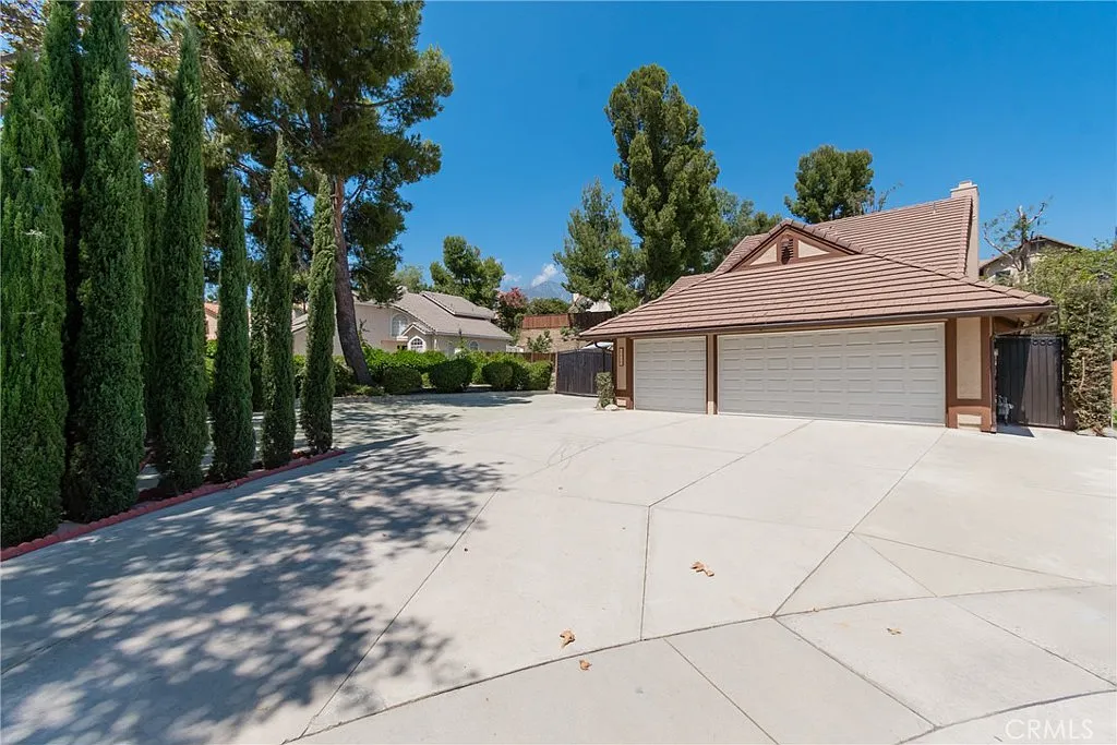 4 bed, 2072 sqft, $4,150 — Photo 2