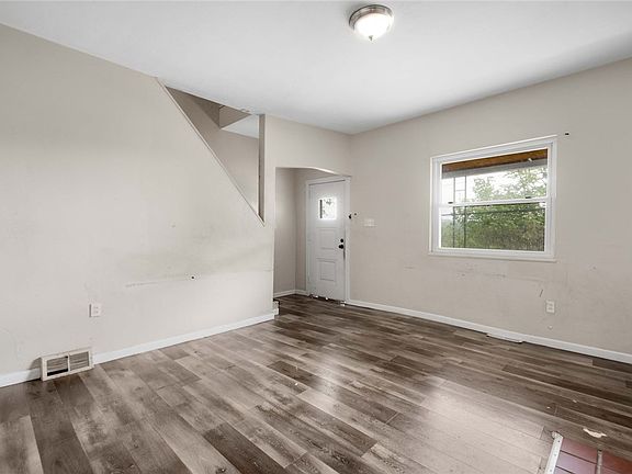 3rd image of 429 Alexander St