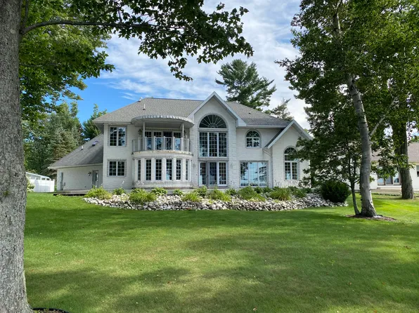 3336 Lakeshore Dr, Sault Sainte Marie, MI 49783
