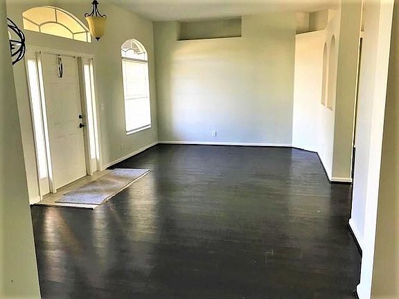 2nd image of 610 NW Cardinal Dr