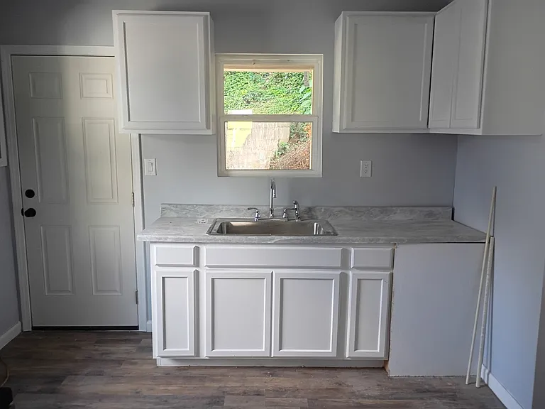 913 Royal Ave — Photo 7